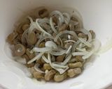 Foto del paso 4 de la receta: Ensalada de habas y cebolla