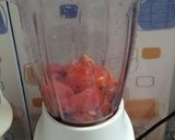 Foto langkah ke 2 dari resep Jus Strawberry Tomat.