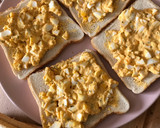 Foto del paso 3 de la receta: Sándwich de huevo duro y salsa rosa 🥪