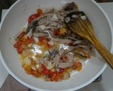 Foto langkah ke 2 dari resep Tumis Tongkol Bunga Pepaya.