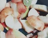 صورة لخطوة 2 من وصفة عصير تفاح وخوخ وليمون 😋تحفة