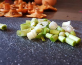 Foto del paso 2 de la receta: Níscalos con ajos tiernos