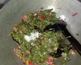 Foto langkah ke 4 dari resep Tumis Daun Ketela Bunga Kecombrang.