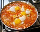 Hình bước làm 5 của món Trứng địa ngục (egg in hell)