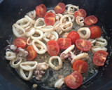 Foto del paso 3 de la receta: Espaguetis con calamares y tomates cherry