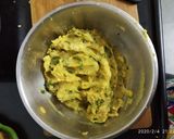 A picture of step 2 of Aalu vada.
