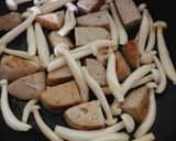 Hình bước làm 3 của món Nấm linh chi trắng xào chả chay - cho tín đồ thèm nấm 😋