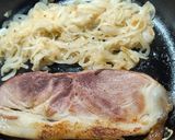 Foto del paso 1 de la receta: Empanadas canastita de cebolla, panceta y pasas de uva