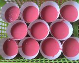 Hình bước làm 4 của món Bánh bông lan hấp (hình chú bọ đáng yêu)