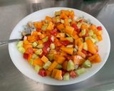 Une image de l'étape 14 de Salade composée de melon, tomates, concombre, oignon doux, feta et menthe.