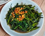 Foto langkah ke 4 dari resep Kangkung cah bawang putih.