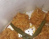Foto langkah ke 5 dari resep Singkong Parut Kukus.