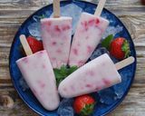 Foto langkah ke 3 dari resep Strawberry Popsicle.