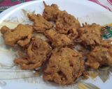 A picture of step 6 of Piyaz ke pakoray.