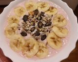 ,,Truskawkowe smoothie bowl z bananem i bakaliami,, krok przepisu 2 zdjęcie