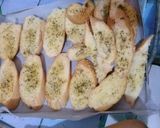 Foto langkah ke 3 dari resep Crispy garlic bread.