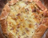 Foto del passaggio 5 della ricetta Pizza rustica porri e pancetta con formaggio fuso
