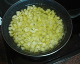 Foto del paso 3 de la receta: Tortilla de papas con cebolla y puerro sofrito y ensalada