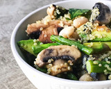 Foto del paso 3 de la receta: Ensalada de alubias blancas con quinoa, espárragos y champiñones. Receta vegana