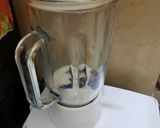 A picture of step 2 of Dates & banana shake.