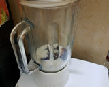 A picture of step 2 of Dates & banana shake.