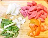 Foto langkah ke 1 dari resep Macaroni sosis asam manis.