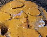 Foto del paso 9 de la receta: Solomillo en salsa con champiñones, puré de patata y compota de pera
