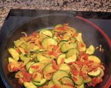 Foto del paso 2 de la receta: Tortilla de claras con cebolla, pimiento rojo y calabacín