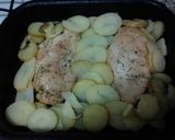 Foto del paso 4 de la receta: Pollo al horno con papas y salsa blanca con Roquefort