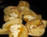 Foto del paso 4 de la receta: Bolsitas de crepé rellenas 🤤🧀👌