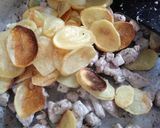Foto del paso 4 de la receta: Cerdo con papas a la crema😋😋😋