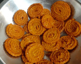 ઘઉ ના લોટ ની ચકરી(ghau na lot ni chakri recipe in Gujarati) રેસીપી સ્ટેપ4ફોટો