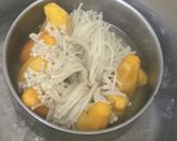 Hình bước làm 1 của món Khoai lang hấp nấm kim châm