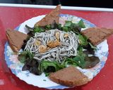 Foto del paso 4 de la receta: Ensalada templada de gulas al ajillo con brotes tiernos