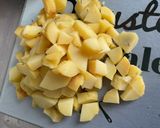 Une image de l'étape 7 de Salade de pommes de terre, tomates et oignon doux à l’ail frais et thon mariné.