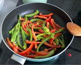 Foto del paso 4 de la receta: Wok de fideos japoneses (udon noodles) (うどん) con langostinos al curry