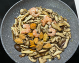Foto del paso 2 de la receta: Spaghetti al sugo di Mare e di Terra (Espaguetis Mar y Montaña)