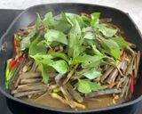 A picture of step 2 of Stir Fried Razor Clams (Navajas) with Fresh Chili and Sweet Basil.