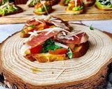 Hình bước làm 4 của món Bruschetta Đầy Đủ Các Loại Topping