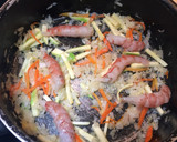 Foto del paso 2 de la receta: Espaguetis al nero di sepia con Atún, Gambones y Verduras