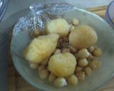 A picture of step 2 of Chana phulki chaat.