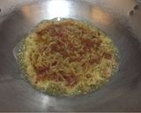 Foto langkah ke 3 dari resep Omelet Mie Telur Kornet.