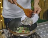 รูปขั้นตอนการทำที่ 6 ของ ข้าวผัด กะเพราคลุก กุ้ง กลิ่นหอมฟุ้ง รสชาติจัดจ้าน