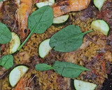 Foto del paso 8 de la receta: Arroz con conejo, sepia, langostinos, calabacín y espinacas