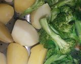 Foto langkah ke 2 dari resep Brokoli Kentang Panggang Lumer.