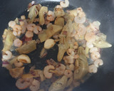 Foto del paso 4 de la receta: Merluza con gambas y alcachofas