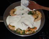 Foto del paso 2 de la receta: Langostinos (camarones) a la crema y albahaca