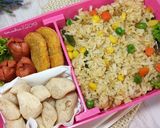 Foto langkah ke 3 dari resep Bekal Sekolah Anak (Nasi Goreng Sayuran).