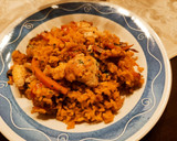 Foto del paso 6 de la receta: Arroz al wok con alitas de pollo y con cebolla, zanahoria y pimientos a la mantequilla y yakiniku