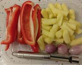 Foto del paso 3 de la receta Picantón al vapor con tubos de patatas, pimientos y chalotas